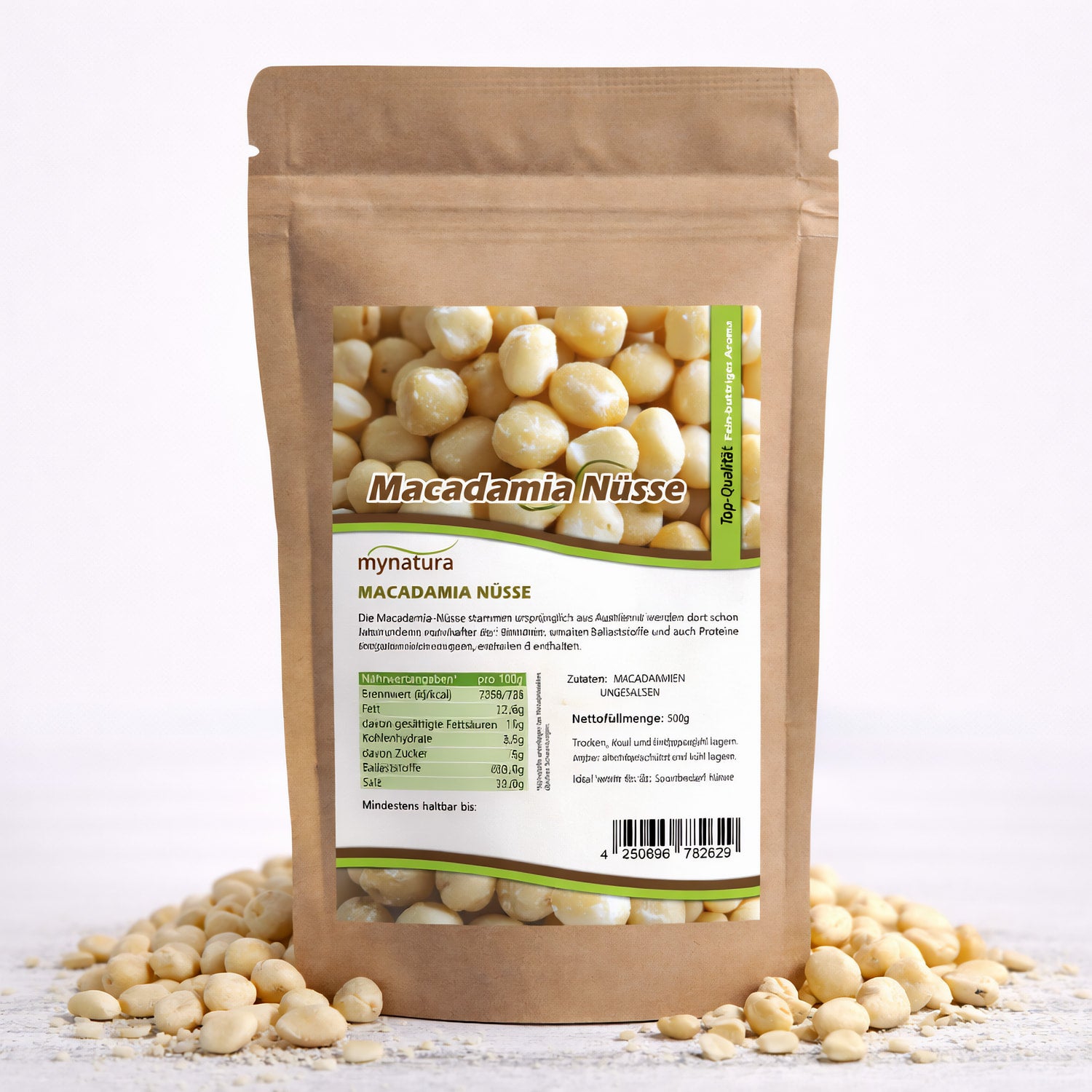 Beutel mit Mynatura Macadamiakerne 500g, braune Verpackung mit Sichtfenster und Produktetikett, umgeben von losen macadamia nüsse auf weißem Untergrund.