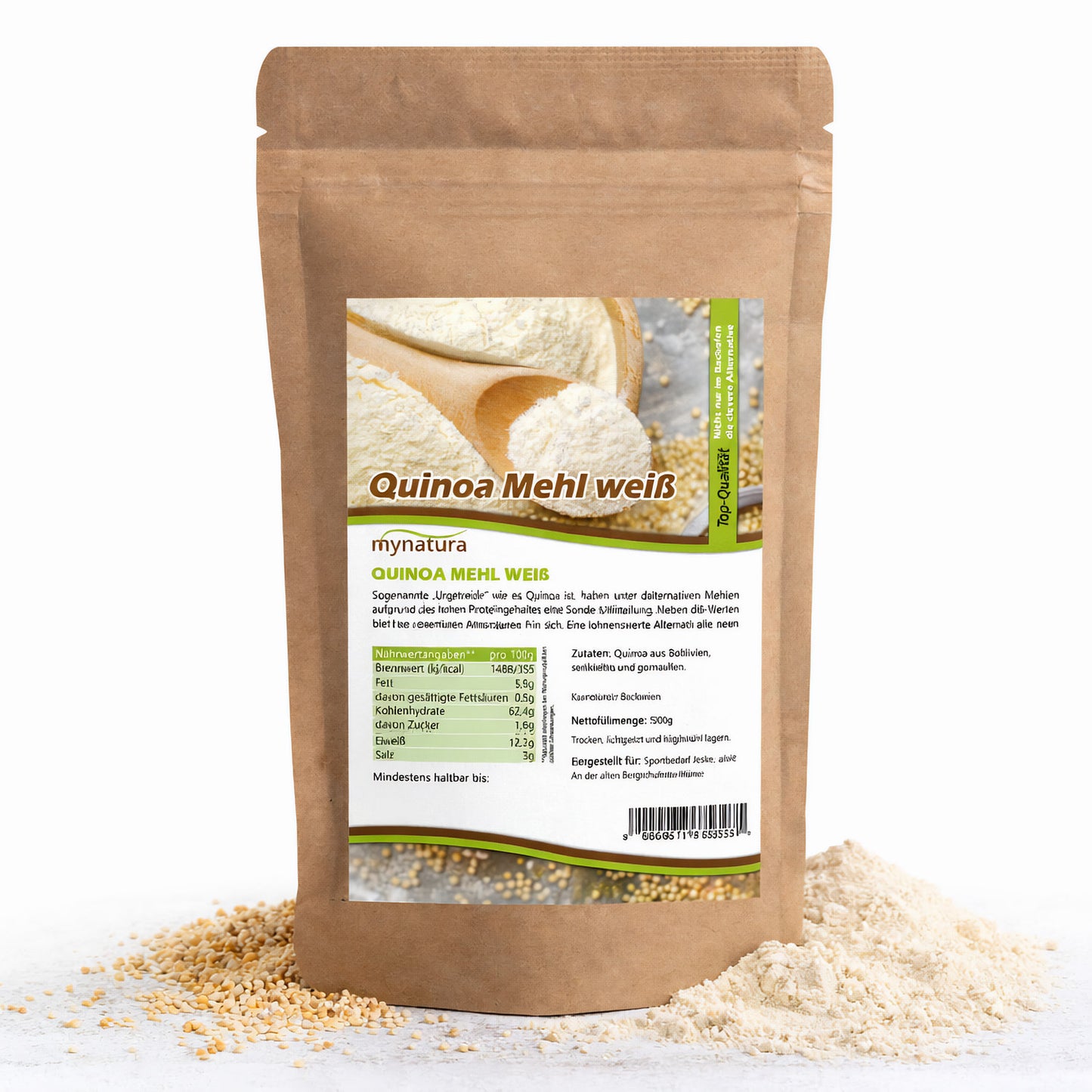 Beutel Quinoamehl mit sichtbarem Etikett, daneben etwas gemahlener Quinoa und lose Quinoakörner auf weißem Untergrund.