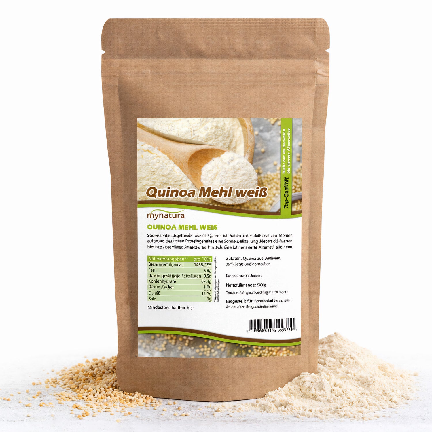 Beutel Quinoamehl mit sichtbarem Etikett, daneben etwas gemahlener Quinoa und lose Quinoakörner auf weißem Untergrund.