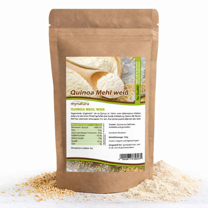 Beutel Quinoamehl mit sichtbarem Etikett, daneben etwas gemahlener Quinoa und lose Quinoakörner auf weißem Untergrund.