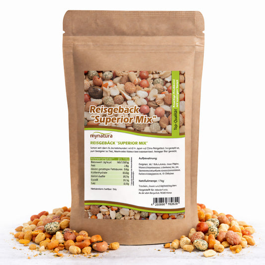 Beutel mit mynatura Reisgebäck Superior Mix 750g, stehend auf weißem Untergrund, umgeben von buntem reisgebäck snacks.