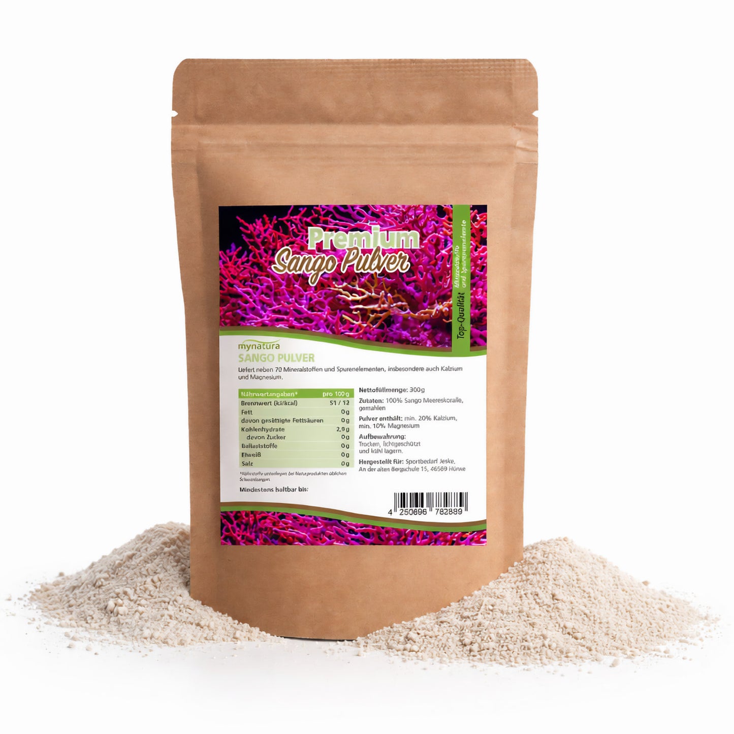 Beutel mit Mynatura Sango Pulver aus Okinawa, 300g, vorne stehend, umgeben von losem Korallenkalk-Pulver, Etikett mit Angaben zu Mineralien und Nährstoffen sichtbar.