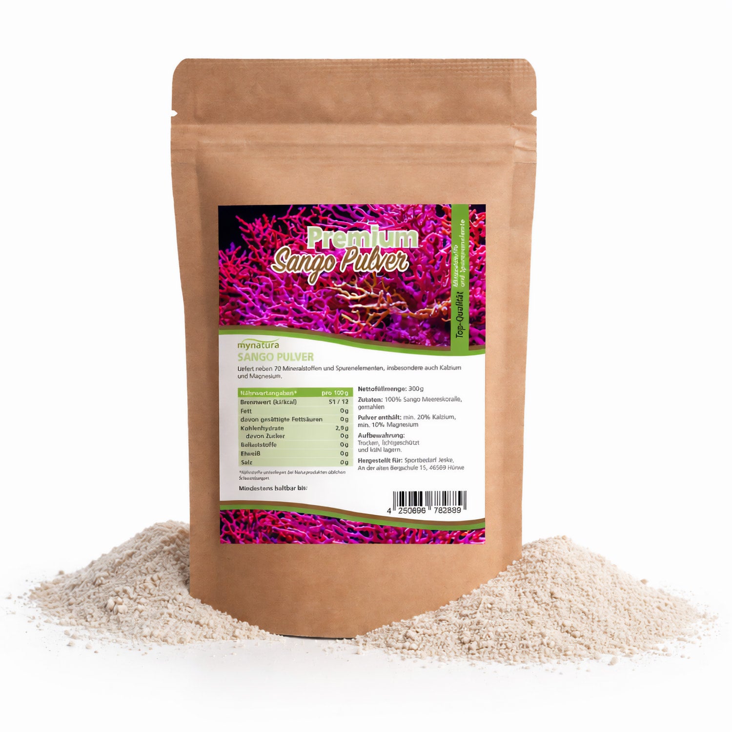Beutel mit Mynatura Sango Pulver aus Okinawa, 300g, vorne stehend, umgeben von losem Korallenkalk-Pulver, Etikett mit Angaben zu Mineralien und Nährstoffen sichtbar.
