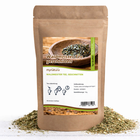 Beutel mit waldmeister getrocknet von Mynatura, 100g, vor einem Haufen geschnittenem waldmeisterkraut stehend.