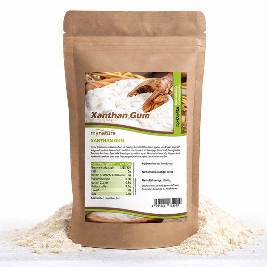 Beutel Mynatura Xanthan Gum Bindemittel mit sichtbarem Pulverhügel im Vordergrund, geeignet für Backen und Kochen.