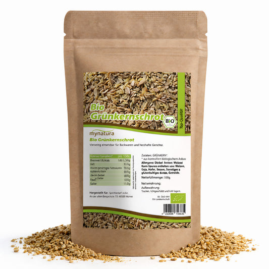 Beutel mit Mynatura Bio Grünkernschrot grob, vorne stehend, mit sichtbarem Etikett und verstreutem Grünkernschrot als natürliches Dinkelprodukt fürs Backen und Kochen.