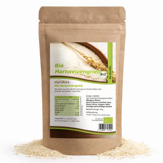 Beutel Mynatura Bio Hartweizengrieß mit Sichtfenster auf das Produkt, umgeben von losem Hartweizengrieß, ideal für selbstgemachte Pasta und Gnocchi.