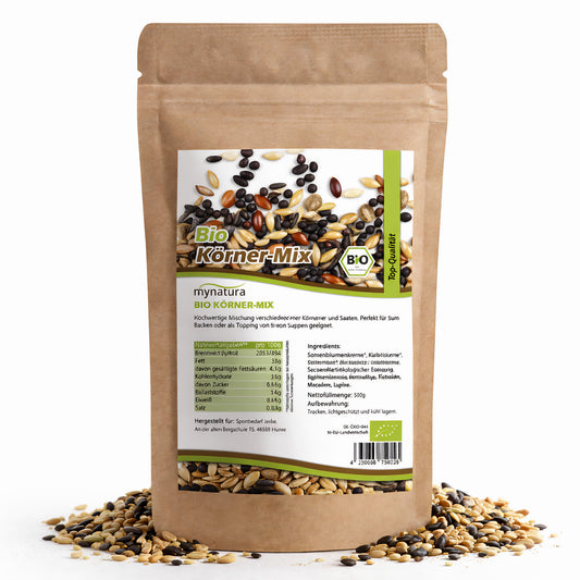 Beutel Mynatura Bio Körner Mix mit sichtbaren verschiedenen Körnern und Samen, stehend auf verstreuten Kernen, Naturprodukt 500g
