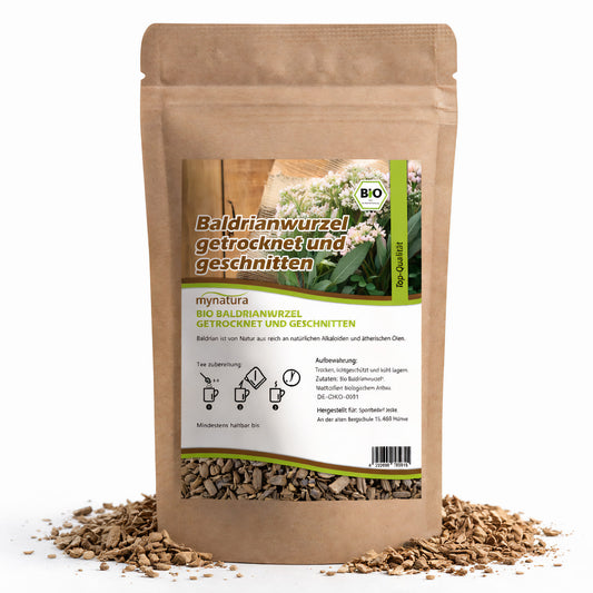 Beutel mit Mynatura Bio Baldrianwurzel geschnitten, 100g, aus Kraftpapier mit Sichtfenster und losem getrocknetem baldrianwurzel vor dem Beutel.
