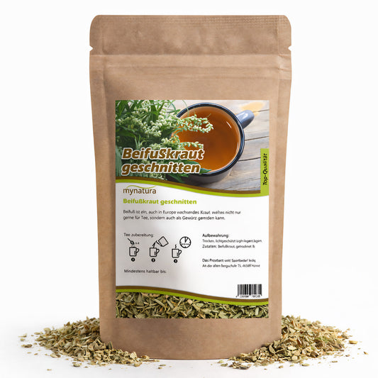 Beutel mit beifußkraut, 100g, von mynatura, aufrecht stehend, umgeben von losem, geschnittenem kraut, Vorderseite mit Etikett und Teetasse abgebildet.
