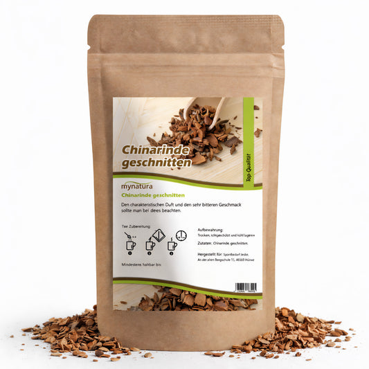 Beutel Mynatura Chinarinde geschnitten, 100g, aus braunem Kraftpapier mit Sichtfenster und losem Chinarinde-Superfood auf weißem Hintergrund.