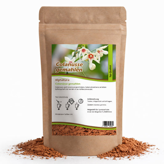 Beutel mit gemahlenen Colanüssen, 100g, aus Kraftpapier, vorne Etikett mit Produktinformationen und Colanuss-Blüten, umgeben von verstreutem Superfood-Pulver.