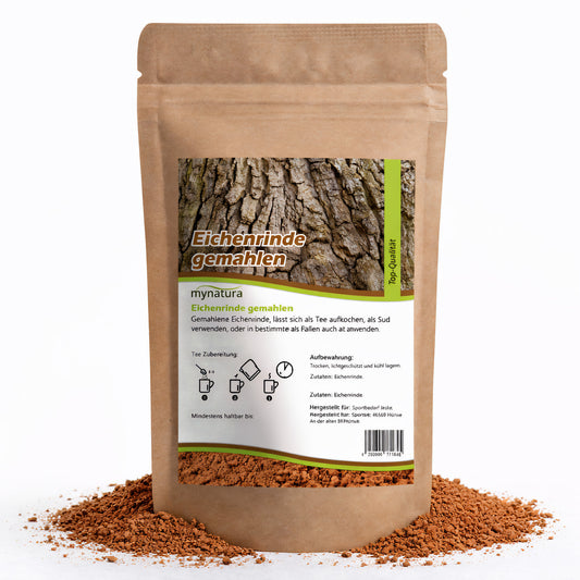 Beutel mit gemahlener Eichenrinde von mynatura, 100g, stehend auf verstreutem Pulver, Vorderseite mit Etikett und Zubereitungshinweisen sichtbar.