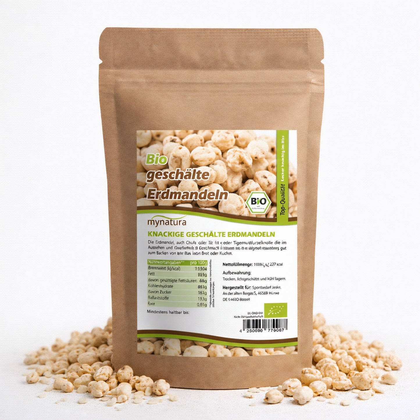 Beutel mit Bio erdmandeln ganz geschält von mynatura, stehend auf weißem Untergrund, umgeben von losen erdmandeln als ballaststoffreiche snacks oder zutaten fürs müsli
