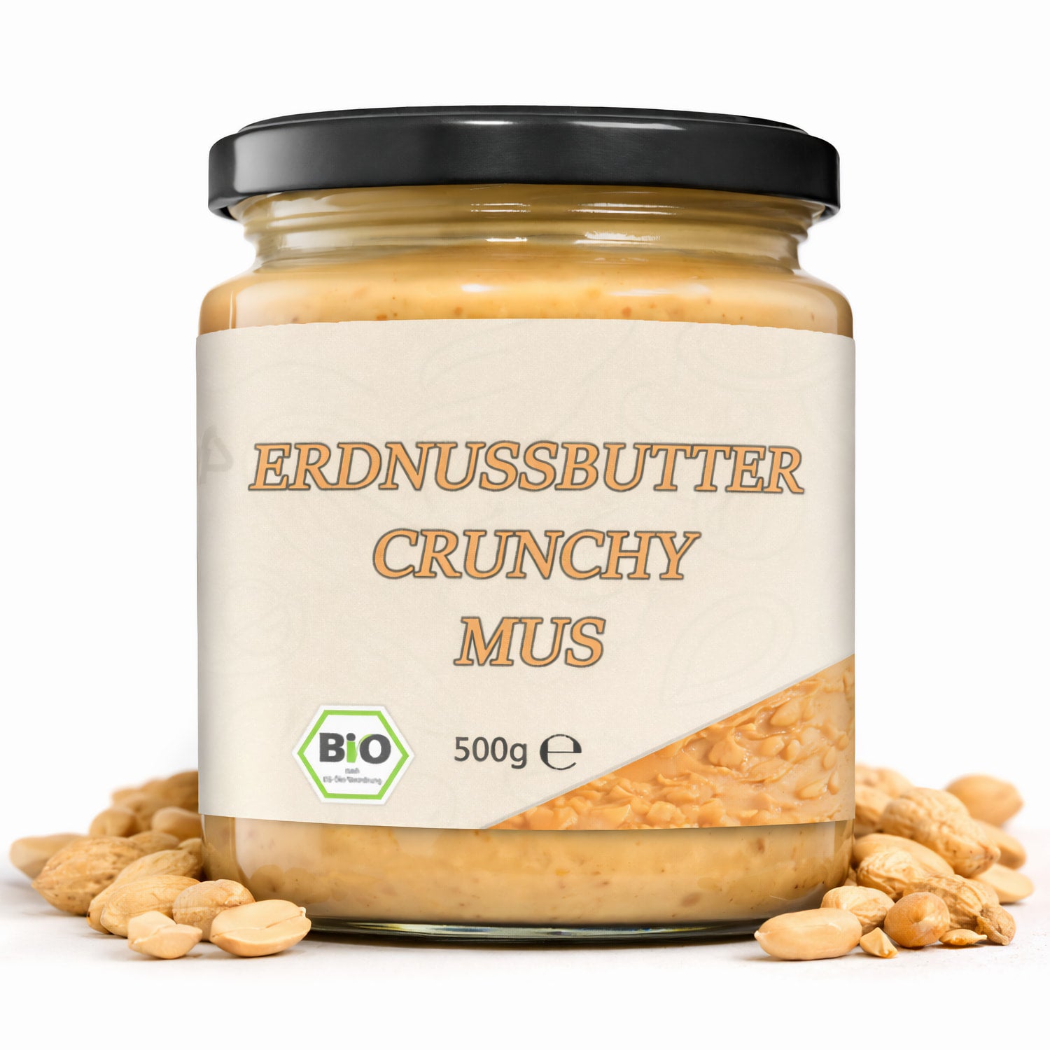 Erdnussbuttermus crunchy im 500g Glas, umgeben von ungeschälten und geschälten Erdnüssen, als natürlicher Aufstrich.