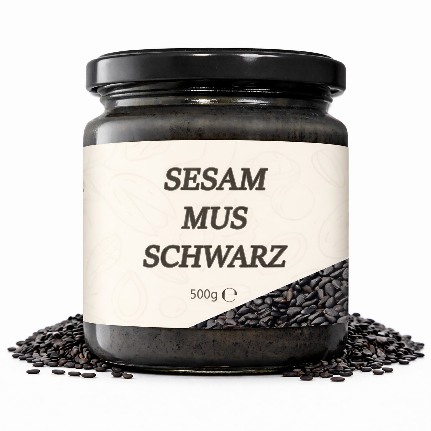 schwarzes sesammus im 500g glas, umgeben von schwarzen sesamkörnern auf weißem hintergrund