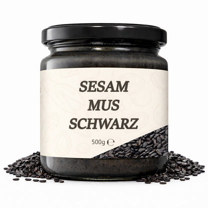 schwarzes sesammus im 500g glas, umgeben von schwarzen sesamkörnern auf weißem hintergrund