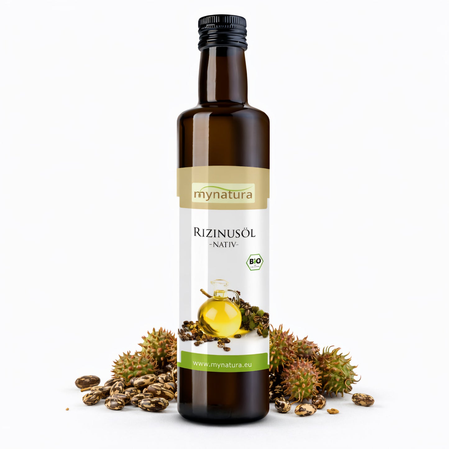 Braune Glasflasche Rizinusöl von Mynatura, stehend vor Rizinussamen und grünen Rizinusfrüchten auf weißem Hintergrund.