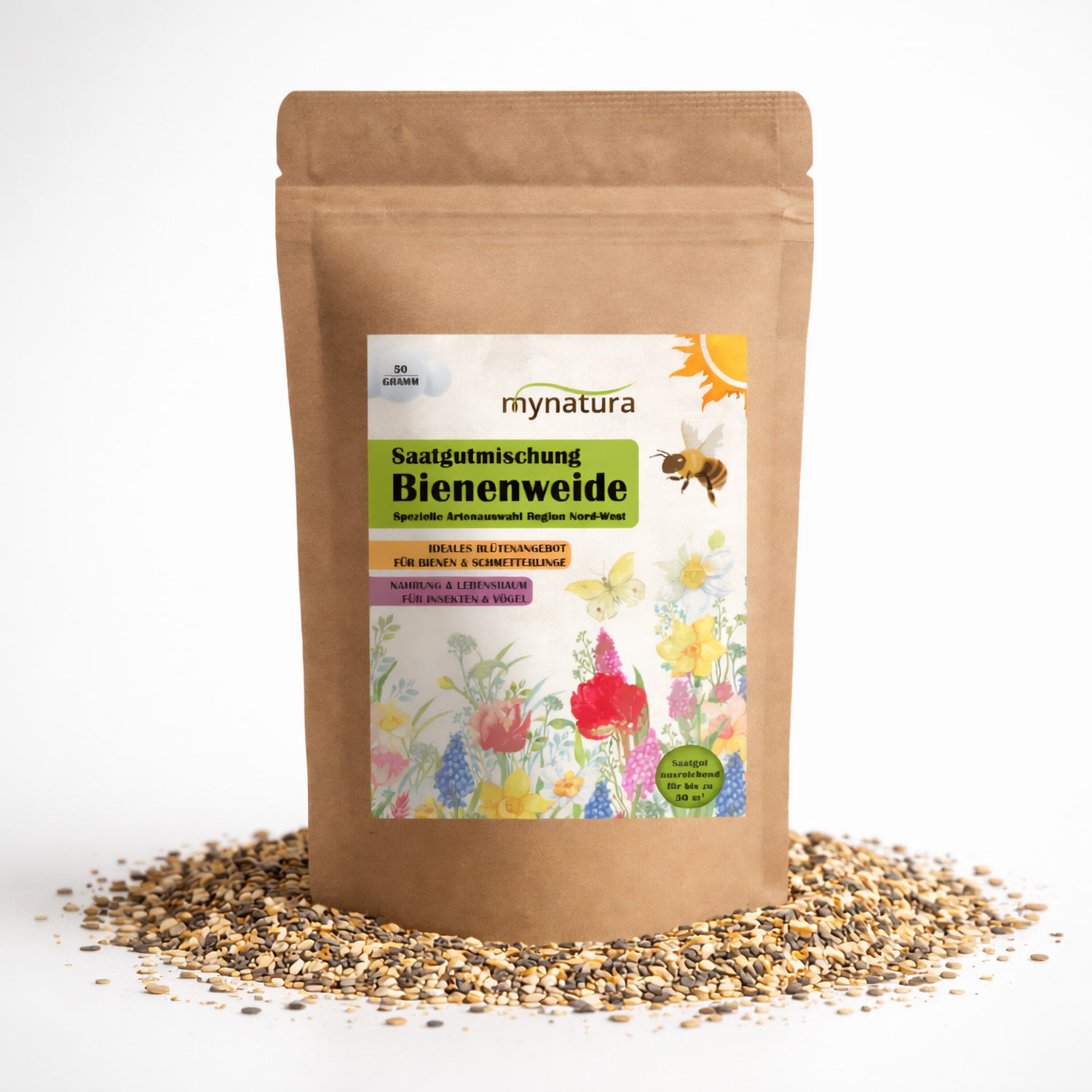 Beutel mit Mynatura Bienenweide Nord-West Bienen 50g auf weißem Hintergrund, umgeben von verstreuten Blumensamen für Garten oder Wiesenfläche.