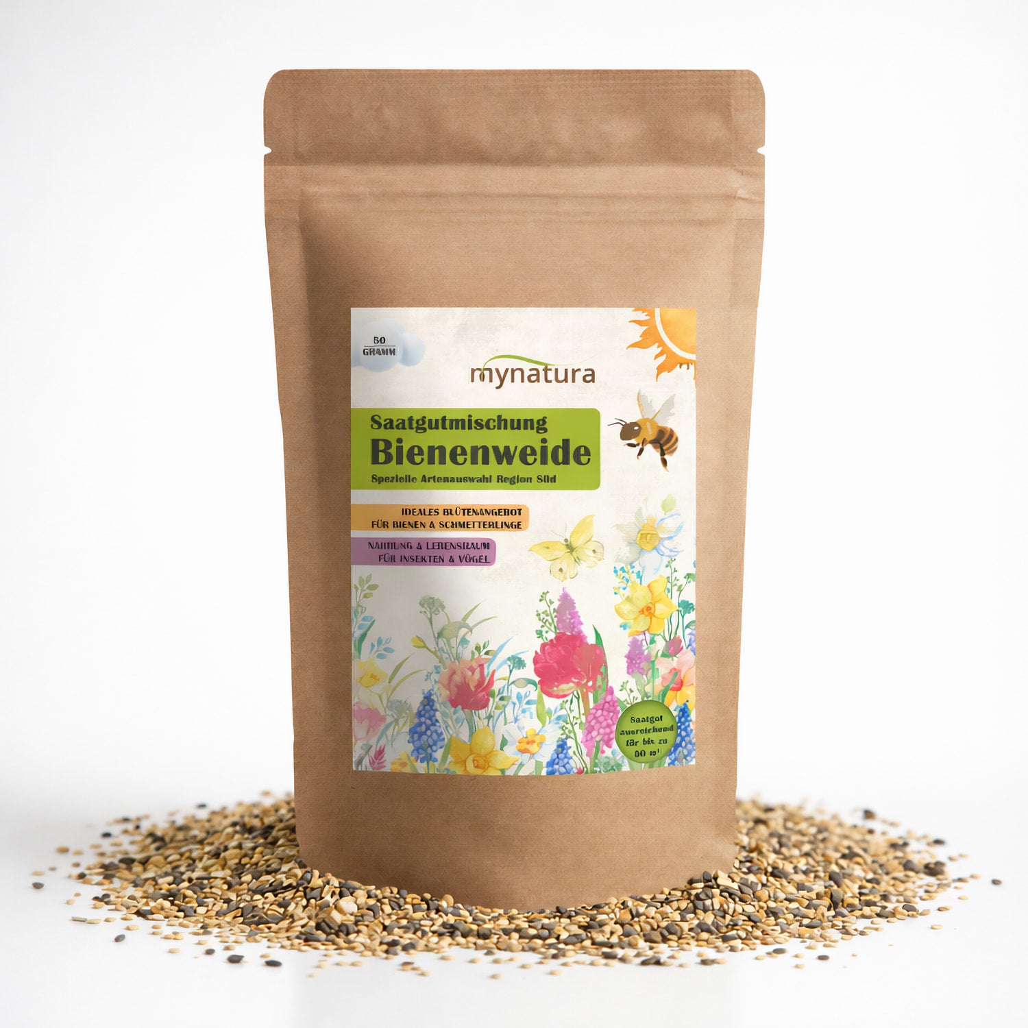 Beutel Mynatura Bienenweide mit 50g Blumensamen, stehend auf verstreuten Samen, Vorderseite mit bunter Blumenillustration und Bienenmotiv.
