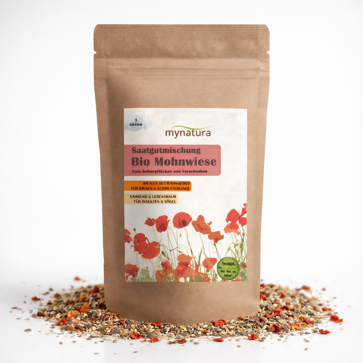 Beutel mit Mynatura Bio Mohnwiese Saatgutmischung, stehend auf verstreuten Blumensamen, Vorderseite mit Etikett und Mohnblumenmotiv.