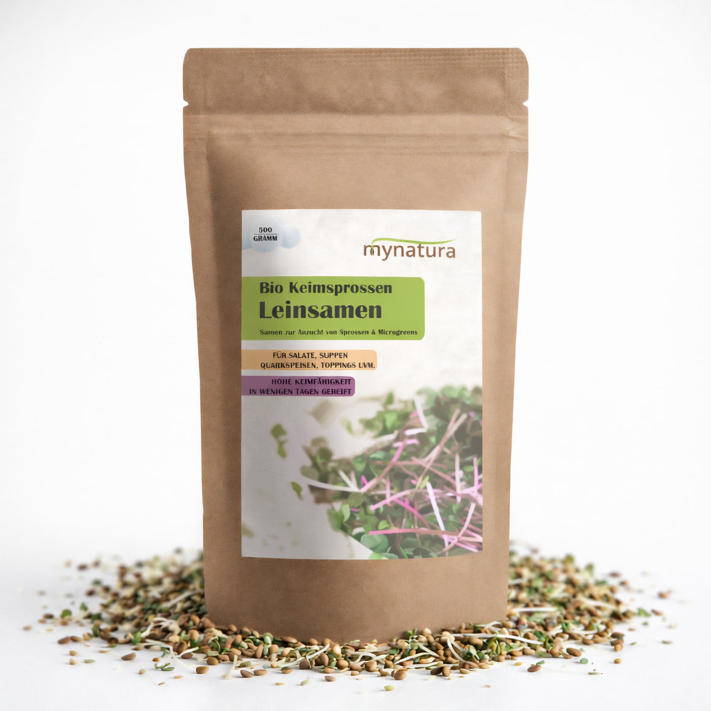 Beutel Mynatura Bio Leinsamen Keimsprossen 500g stehend, umgeben von verstreuten Leinsaat Sprossen auf weißem Hintergrund.