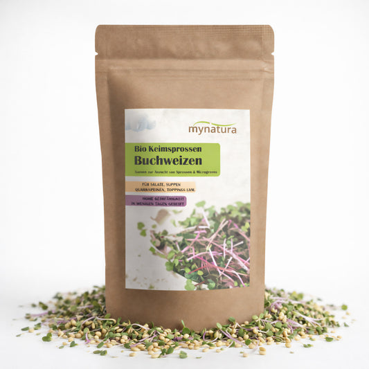 Beutel Mynatura Bio Keimsprossen Buchweizen mit Sprossen und Saaten rund um die Verpackung auf weißem Hintergrund.