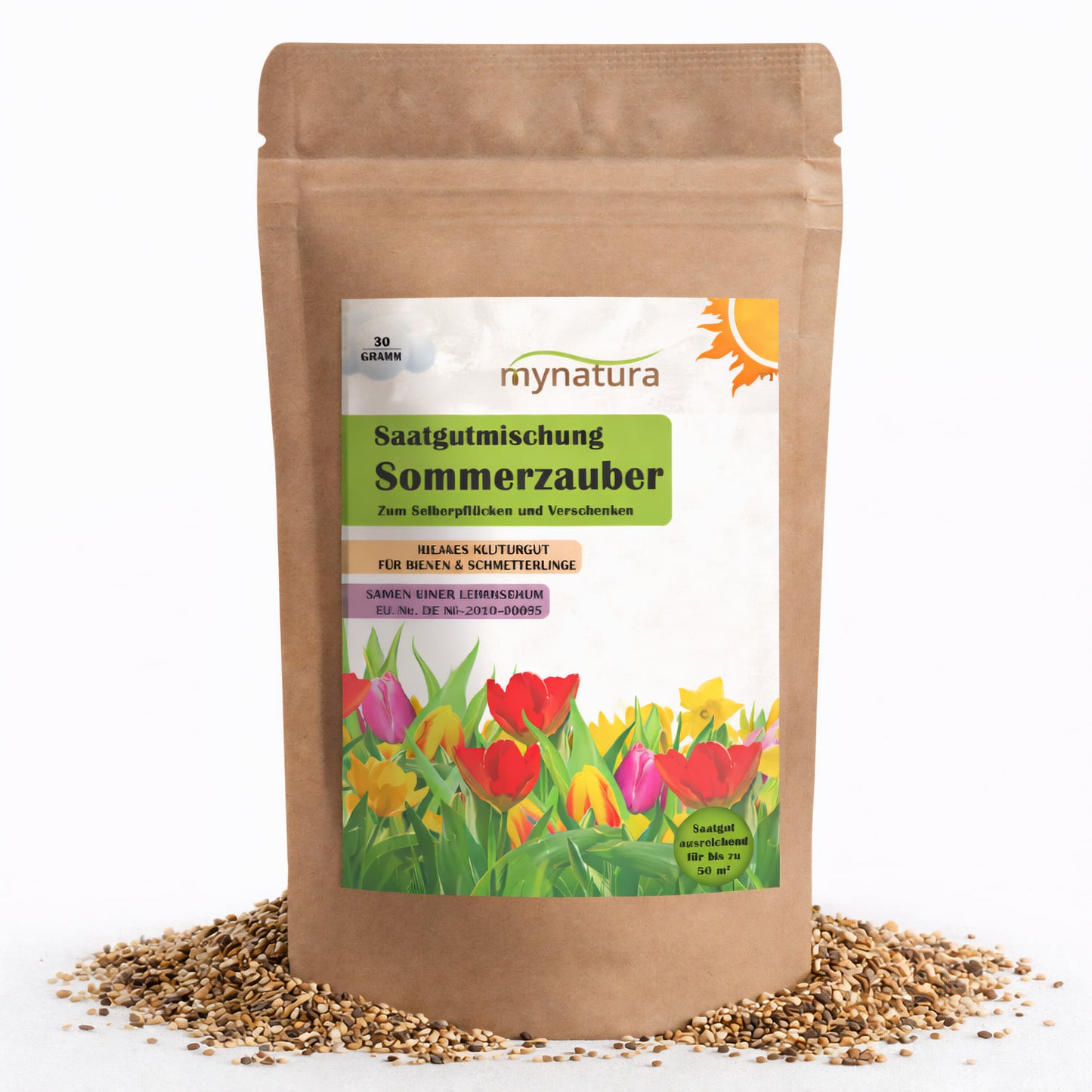 Beutel mit sommerzauber Blühwiese Blumensamen von mynatura, stehend auf verstreuten Samen, Vorderseite mit bunter Blumenillustration und Produktetikett.