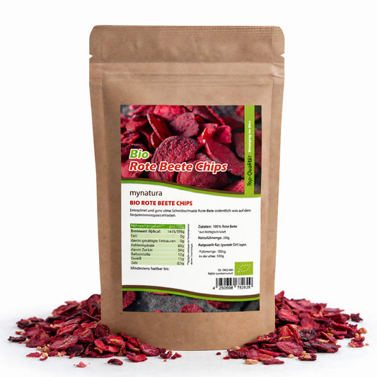 Beutel mit Mynatura Bio Rote Beete Chips, 200g, stehend auf verstreuten rote Beete Chips, Vorderseite mit Etikett und Nährwertangaben sichtbar.