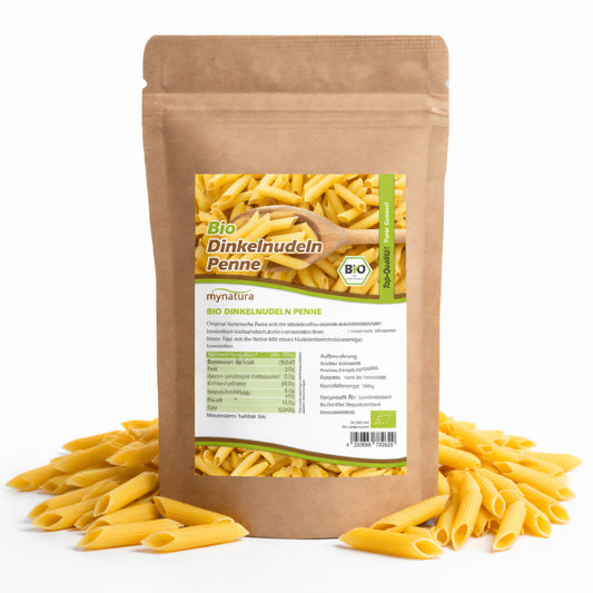 Beutel Mynatura Bio Dinkel Penne hell mit Sichtfenster, umgeben von losen Penne-Nudeln auf weißem Hintergrund