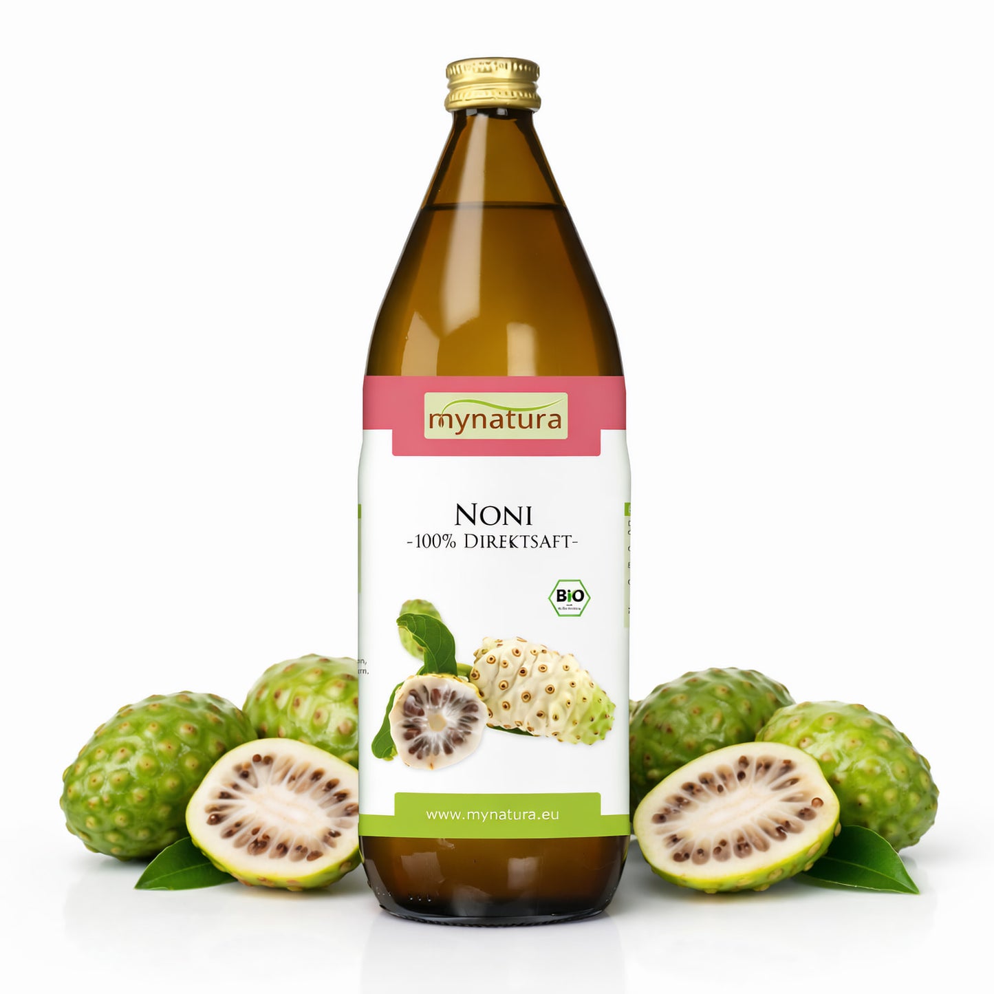 Braune Glasflasche Mynatura Bio Nonisaft mit Etikett, umgeben von frischen und aufgeschnittenen Stachelannone Früchten auf weißem Hintergrund.