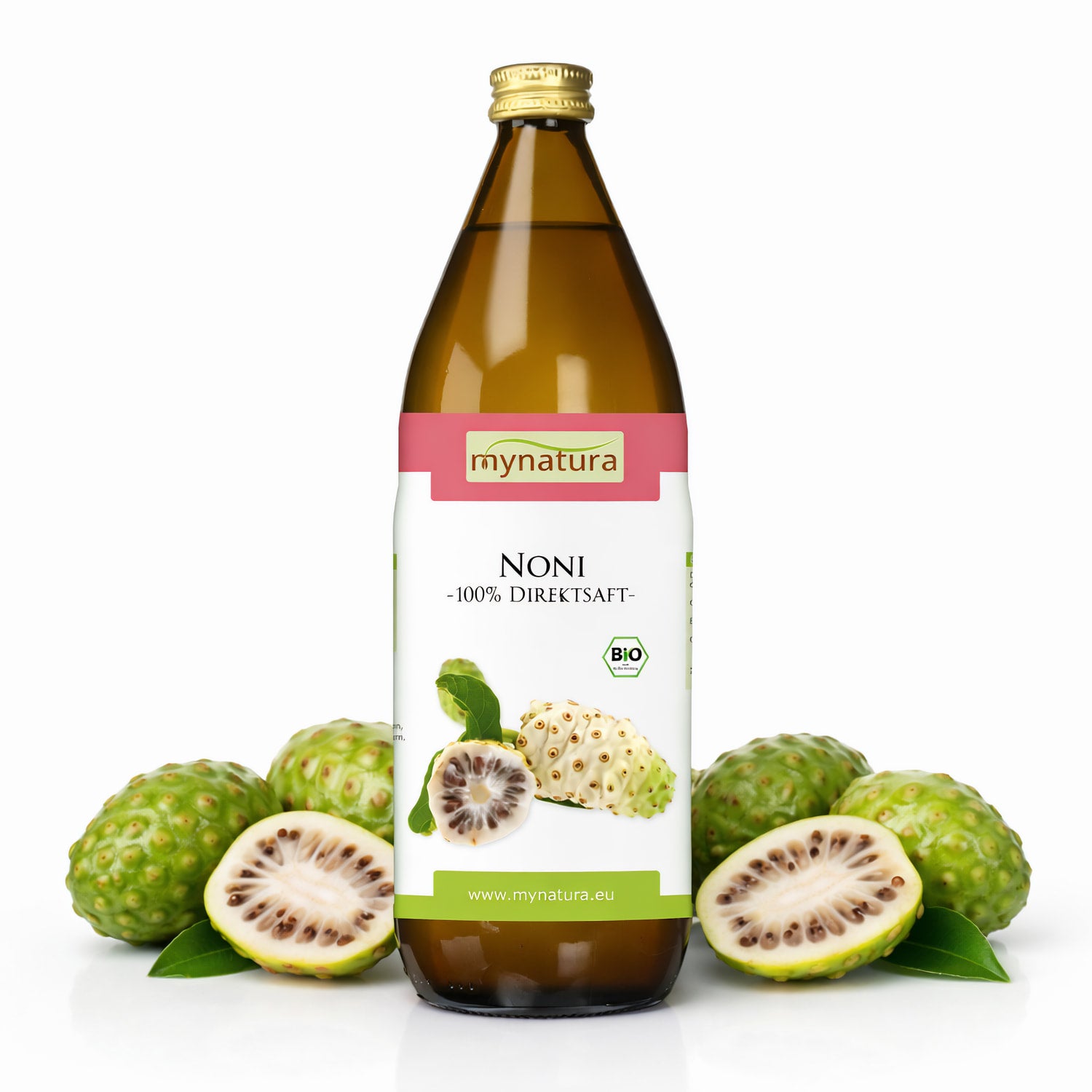Braune Glasflasche Mynatura Bio Nonisaft mit Etikett, umgeben von frischen und aufgeschnittenen Stachelannone Früchten auf weißem Hintergrund.