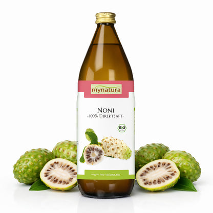 Braune Glasflasche Mynatura Bio Nonisaft mit Etikett, umgeben von frischen und aufgeschnittenen Stachelannone Früchten auf weißem Hintergrund.