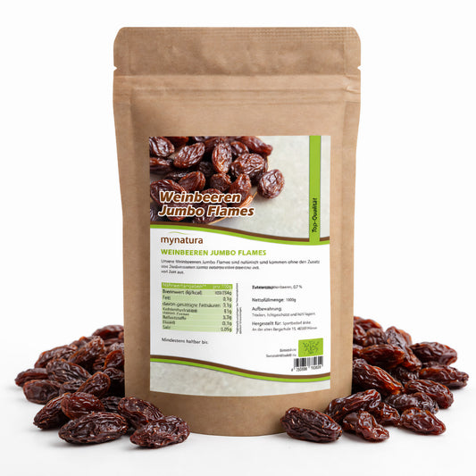 Beutel Mynatura Weinbeeren Jumbo leicht geölt, stehend mit sichtbarem Etikett und umgeben von einzelnen Früchten, geeignet für Snacks oder Frühstück.