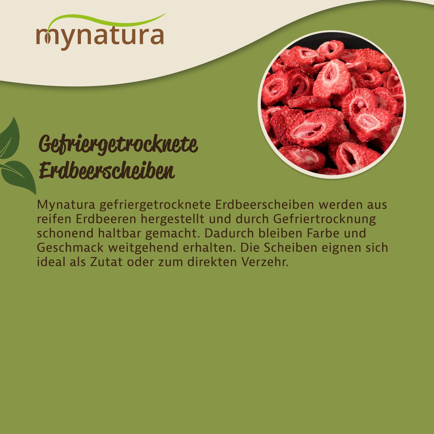 Nahaufnahme von gefriergetrockneten Erdbeerscheiben als Früchte, rund ausgeschnitten, auf grünem Hintergrund mit Text zu Erdbeeren und Frühstück.