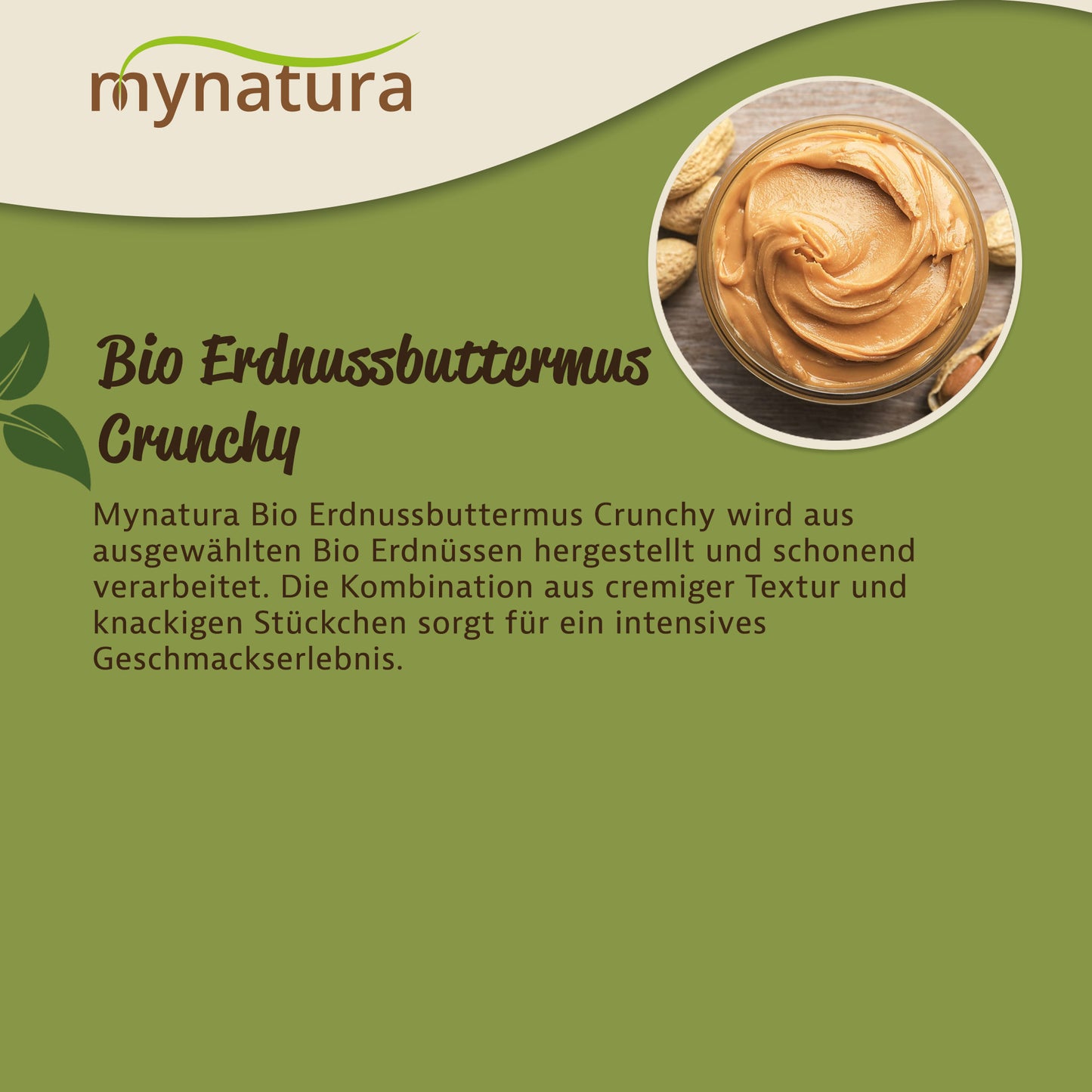 Cremiges Erdnussbuttermus crunchy in einer Schale, umgeben von Erdnüssen, als Brotaufstrich oder zum Backen geeignet.