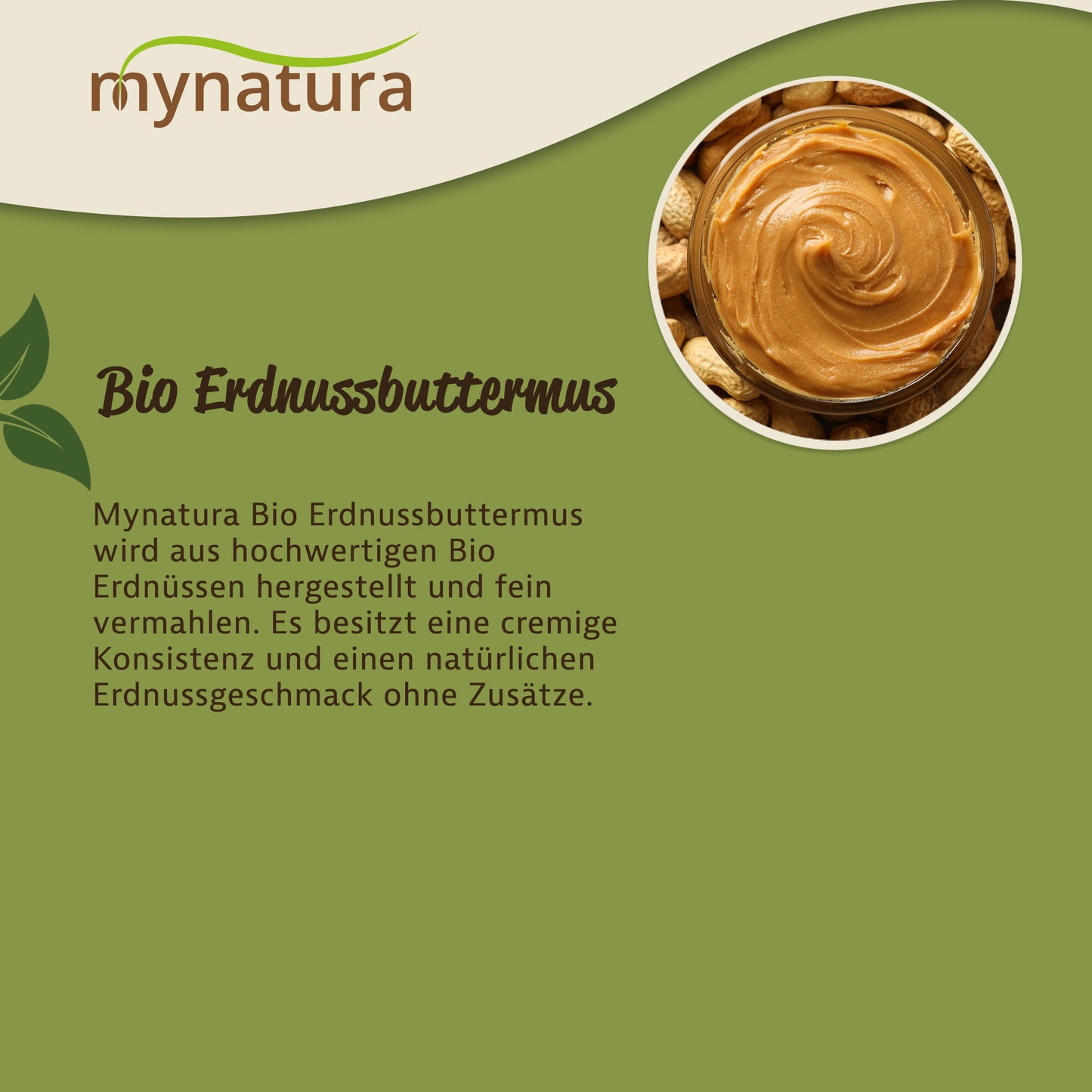 Geöffnetes Glas mit cremigem Erdnussbuttermus von oben, umgeben von Erdnüssen, als Aufstrich für Frühstück oder Backen.