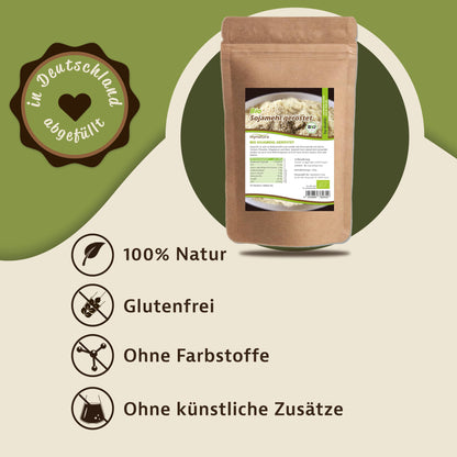 Bio Sojamehl geröstet im Beutel, zentral auf grünem Hintergrund mit Symbolen für vegan, glutenfrei und ohne Zusatzstoffe.