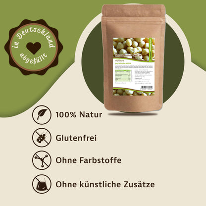 Macadamiakerne Beutel von Mynatura vor grünem Hintergrund, daneben Siegel 'in Deutschland abgefüllt' und Symbole für natürliche und glutenfreie edle nüsse.