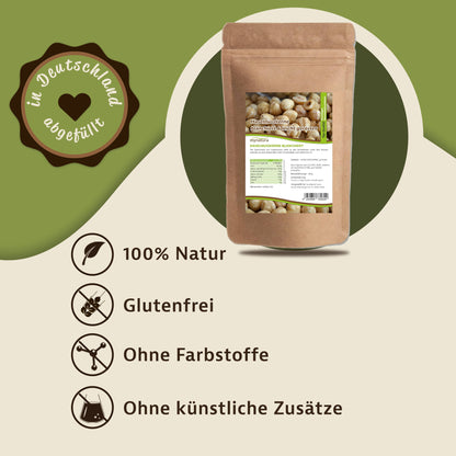 Haselnusskerne blanchiert im Beutel als Produktabbildung auf grünem Hintergrund mit Icons für natürliche Nüsse, glutenfreie Snacks und ohne Zusatzstoffe.