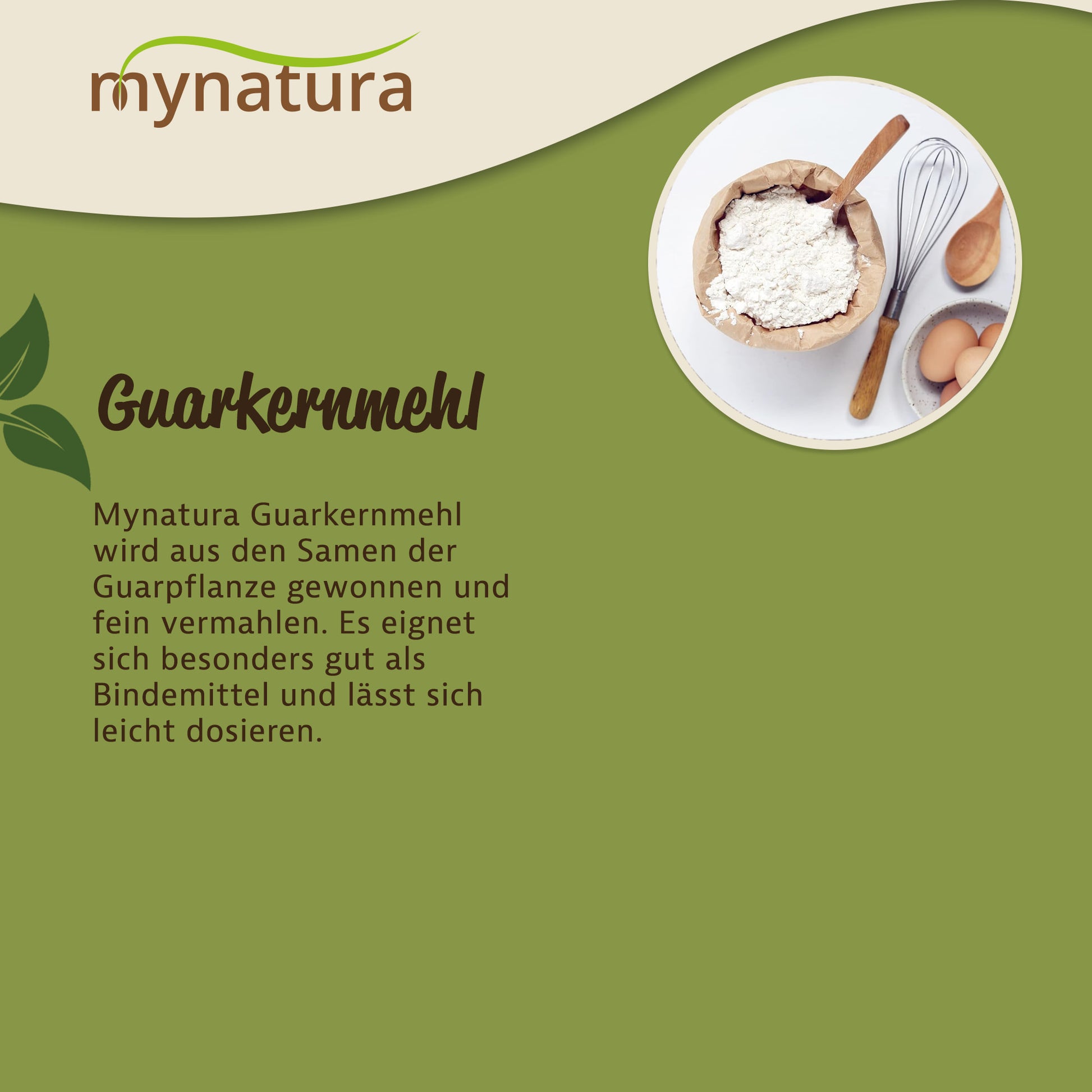 Guarkernmehl in einer Schale mit Holzlöffel, Schneebesen und Eiern auf grünem Hintergrund, oben das mynatura Logo.