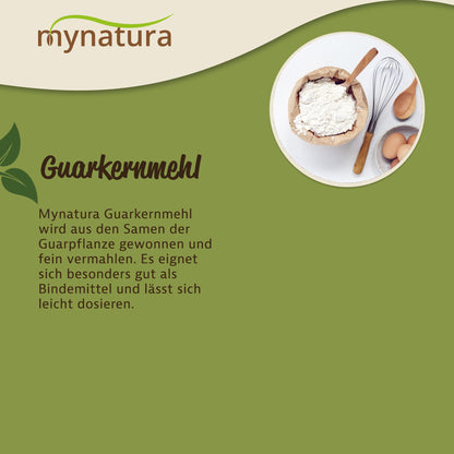 Guarkernmehl in einer Schale mit Holzlöffel, Schneebesen und Eiern auf grünem Hintergrund, oben das mynatura Logo.
