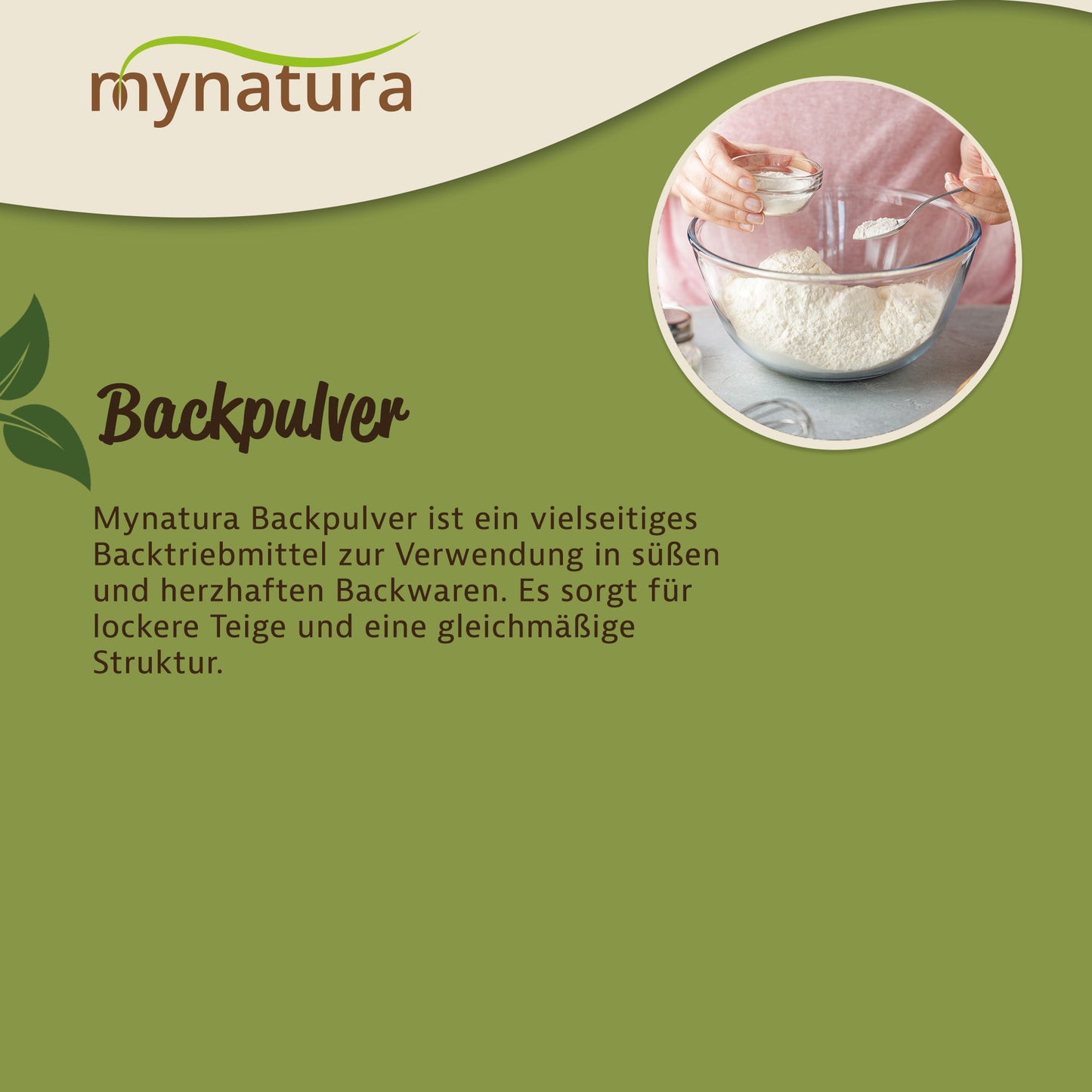 Person gibt feines Backpulver aus einem kleinen Glas in eine Schüssel mit Mehl, daneben Text zur vielseitigen Verwendung beim Backen und Kochen.