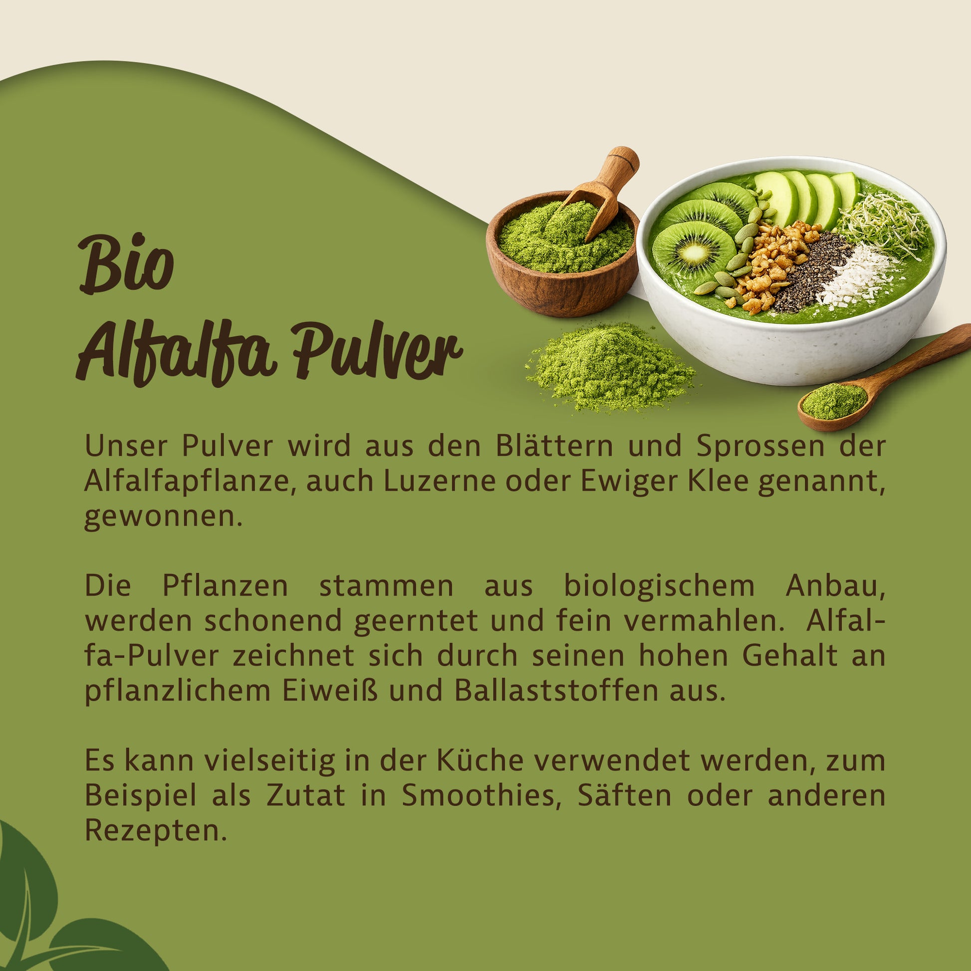 Holzschale mit grünem alfalfapulver und eine Schale mit Smoothie-Bowl, dekoriert mit Obst und Samen, auf grünem Hintergrund.