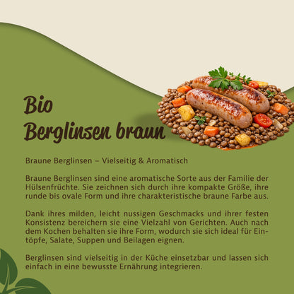 Teller mit gekochten braunen Berglinsen, Würstchen, Gemüsewürfeln und Kräutern, daneben Text zu den Eigenschaften der Linsen.