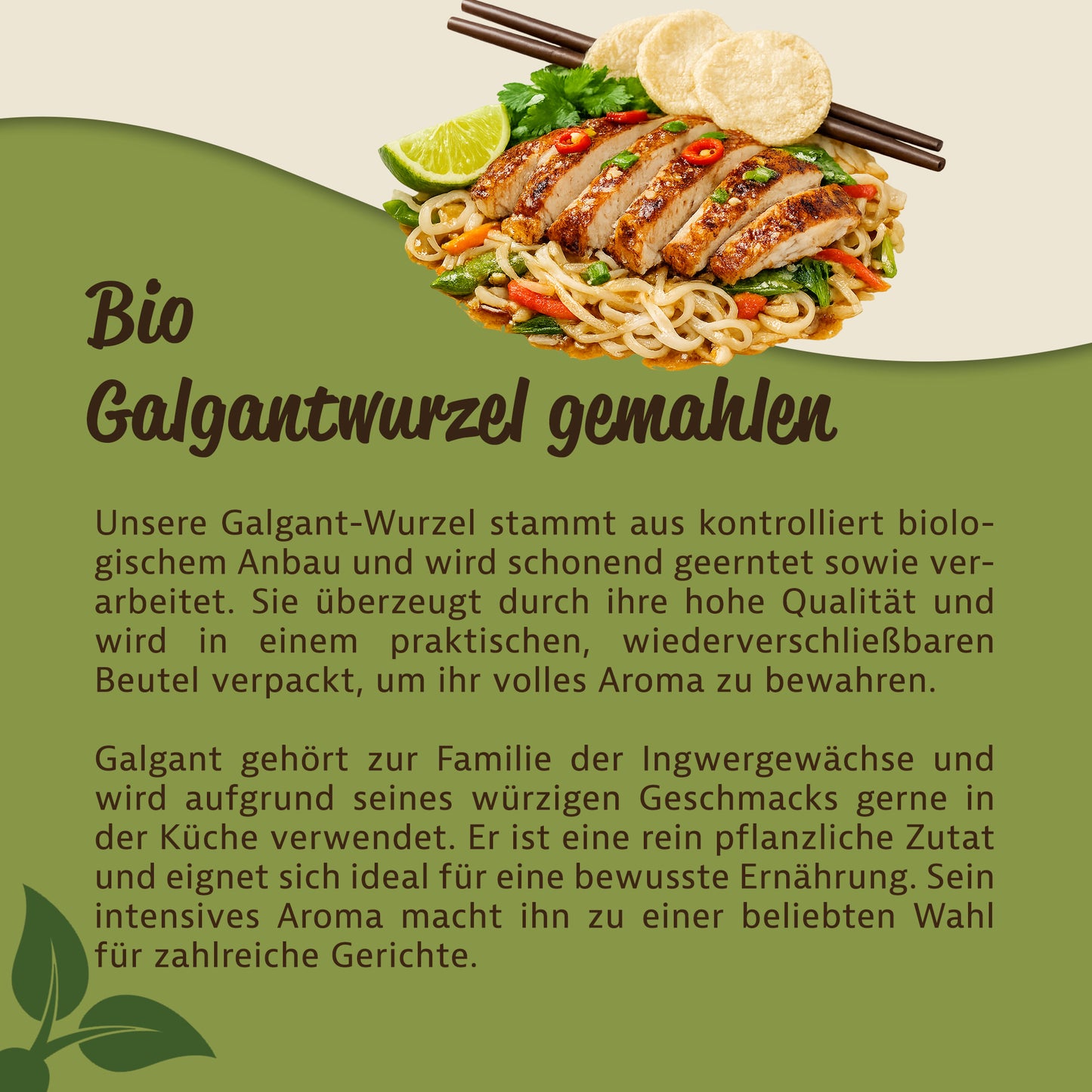 Serviervorschlag mit gebratener Hähnchenbrust auf Nudeln, dekoriert mit Limette und Kräutern, oben Text zu galgantwurzel gemahlen.