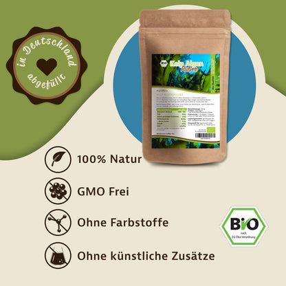 Kelp Algenpulver Beutel auf grünem Hintergrund, daneben Symbole für 100% Natur, GMO frei, ohne Farbstoffe und ohne künstliche Zusätze.