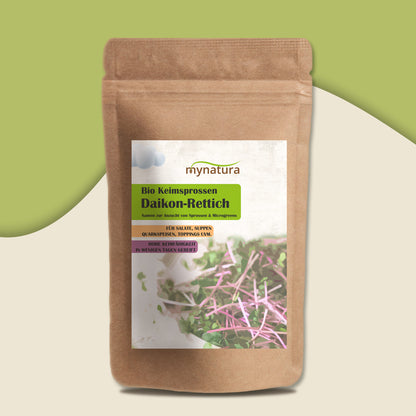 Beutel Mynatura Bio Daikon-Rettich Keimsprossen 500g, frontal vor grün-beigem Hintergrund, Etikett mit Produktabbildung sichtbar.