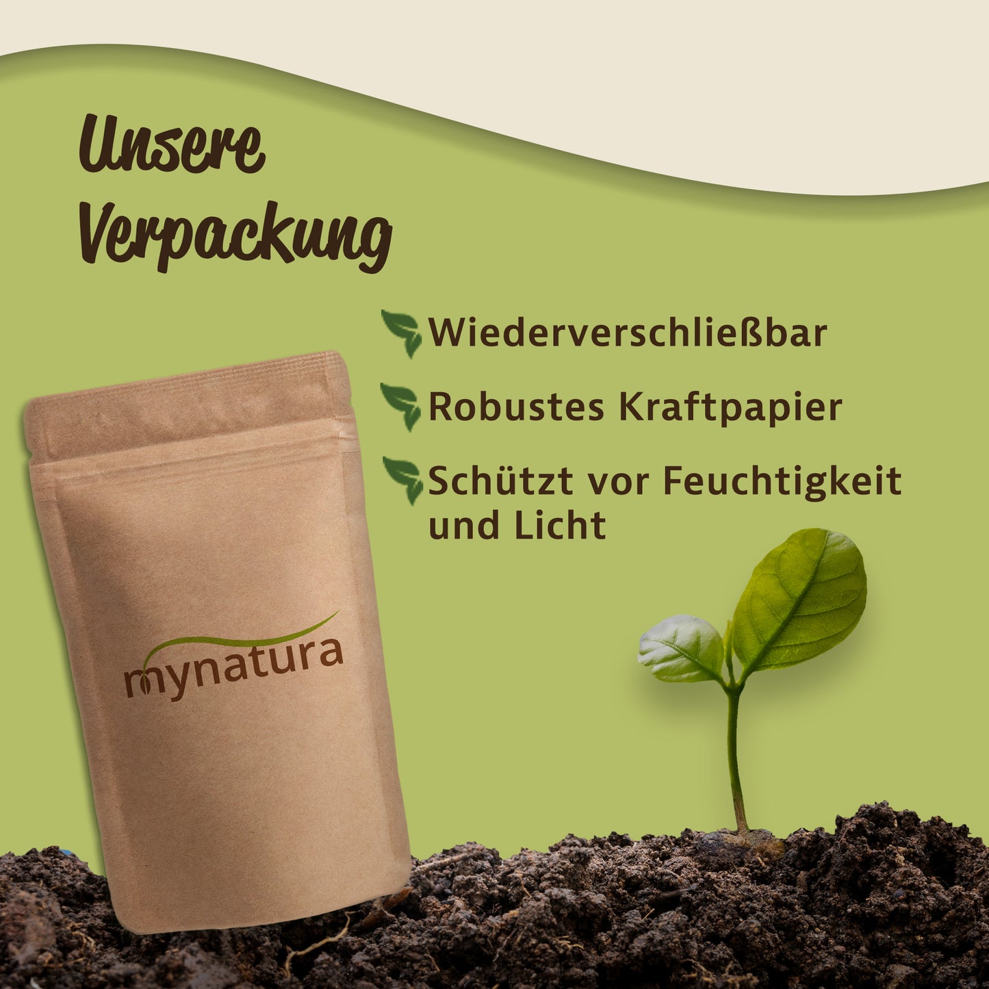 Verpackung der Mynatura Keimsprossen aus Kraftpapier, wiederverschließbar, neben Keimling im Boden, grün-beiger Hintergrund.