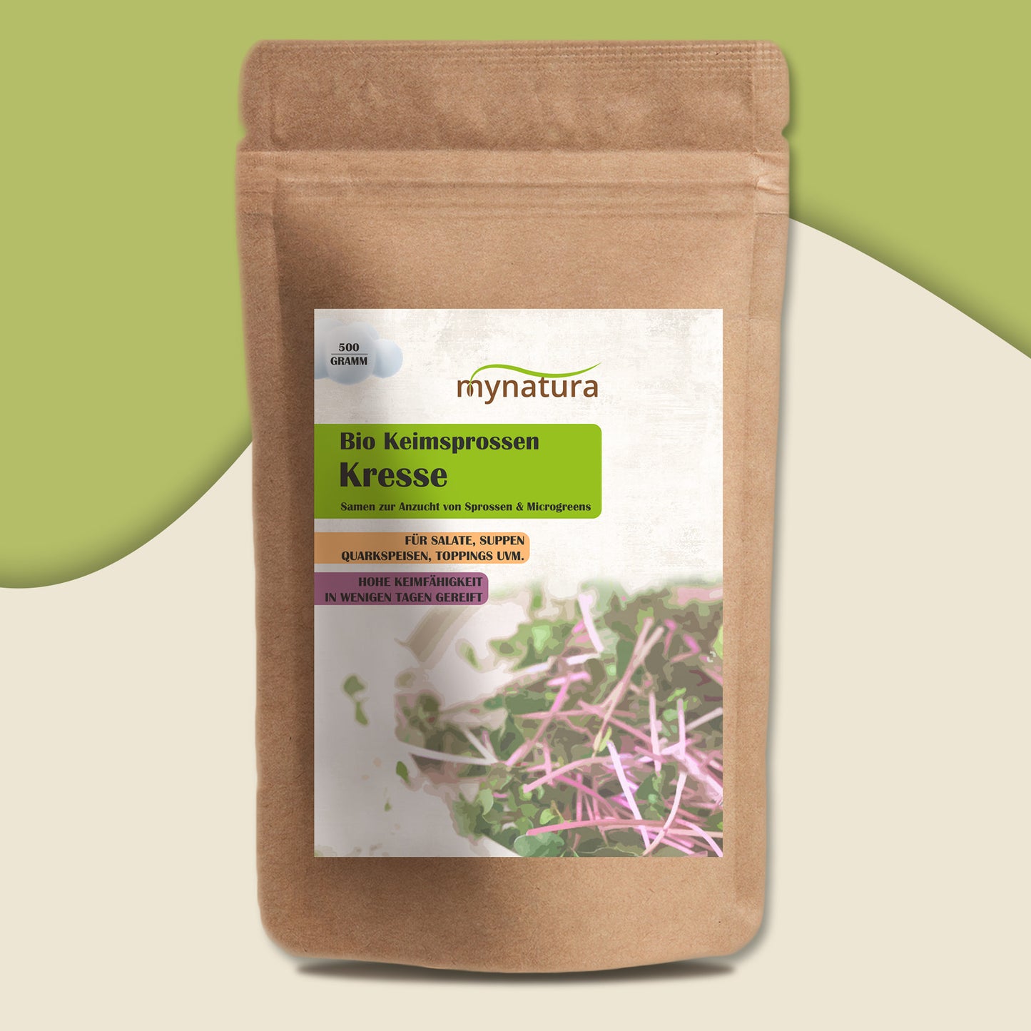 Beutel Mynatura Kresse Keimsprossen 500g vor grün-beigem Hintergrund, Etikett mit Bild von rosa-grünen Sprossen sichtbar.